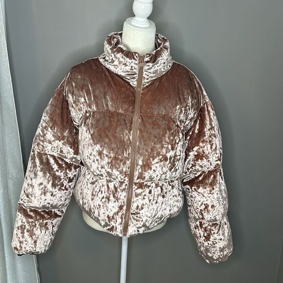 Fabletics  Wander Crushed Velour Cropped Puffer Jacket NWT Size Large Neutral - Picture 5 of 9